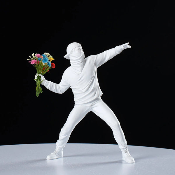 Escultura Banksy "Flower Thrower" Arte Urbana em Forma de Decoração - Lumecasa