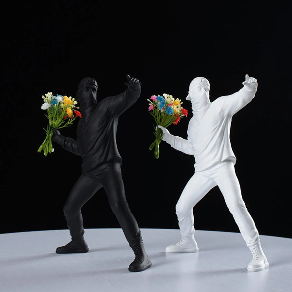 Escultura Banksy "Flower Thrower" Arte Urbana em Forma de Decoração - Lumecasa