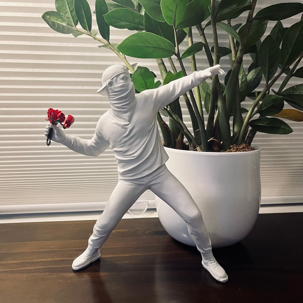 Escultura Banksy "Flower Thrower" Arte Urbana em Forma de Decoração - Lumecasa