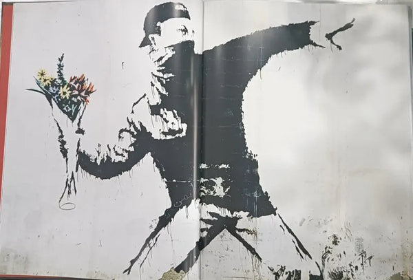 Escultura Banksy "Flower Thrower" Arte Urbana em Forma de Decoração - Lumecasa