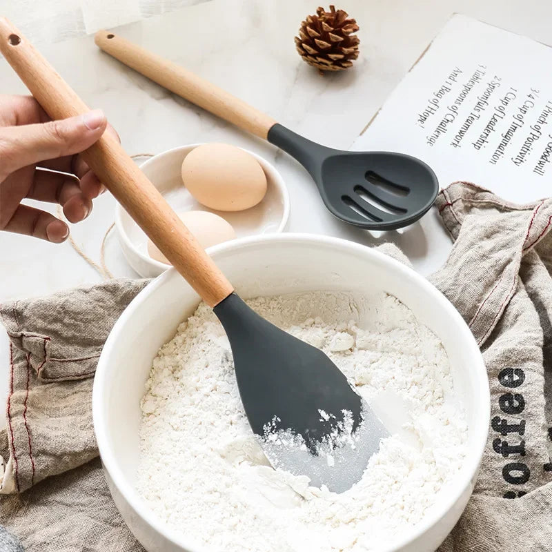 Conjunto de 12 Utensílios de Cozinha em Silicone com Cabo de Madeira - Lumecasa