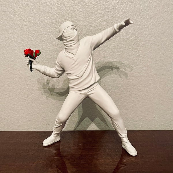 Escultura Banksy "Flower Thrower" Arte Urbana em Forma de Decoração - Lumecasa