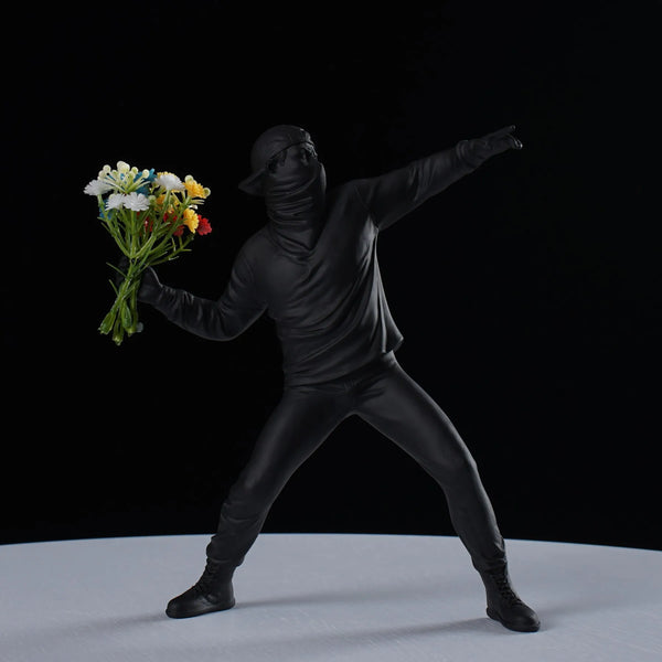 Escultura Banksy "Flower Thrower" Arte Urbana em Forma de Decoração - Lumecasa