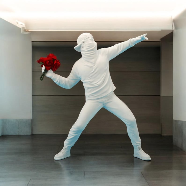 Escultura Banksy "Flower Thrower" Arte Urbana em Forma de Decoração - Lumecasa