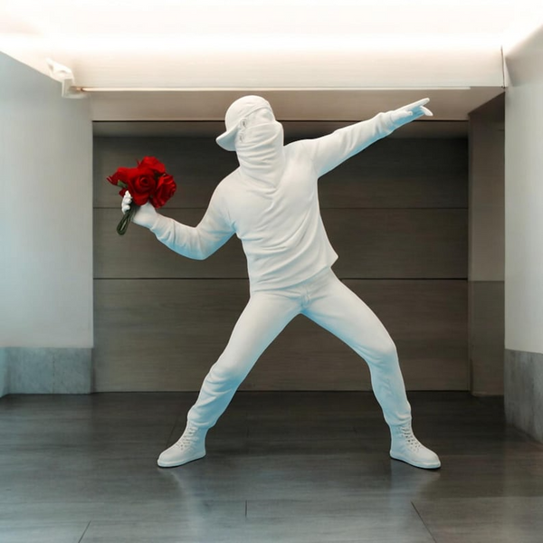 Escultura Banksy "Flower Thrower" Arte Urbana em Forma de Decoração - Lumecasa