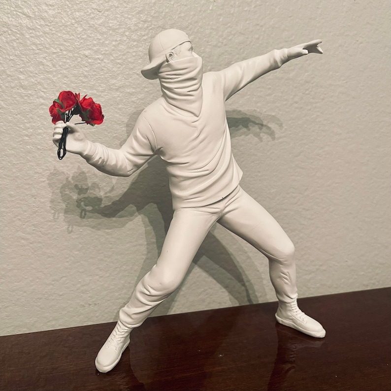 Escultura Banksy "Flower Thrower" Arte Urbana em Forma de Decoração - Lumecasa
